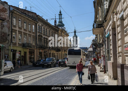 Zwei Frauen mit einkaufstaschen sind in Lviv, Ukraine am 30. April 2018 © vadim Pacajev/Alamy Live Nachrichten gesehen Stockfoto