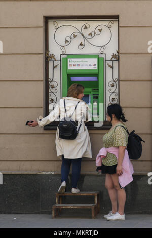 Zwei Frauen, die Geld von einem Privat Bank (PrivatBank) abheben Sind in Lviv, Ukraine am 30. April 2018 © vadim Pacajev/Alamy Live Nachrichten gesehen Stockfoto