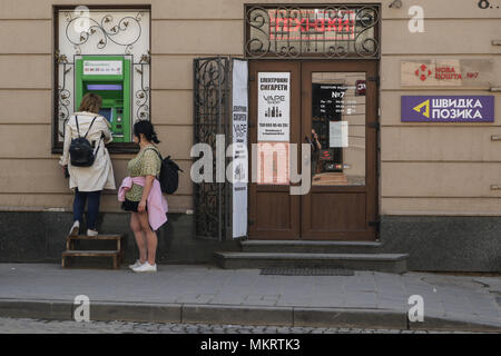 Zwei Frauen, die Geld von einem Privat Bank (PrivatBank) abheben Sind in Lviv, Ukraine am 30. April 2018 © vadim Pacajev/Alamy Live Nachrichten gesehen Stockfoto