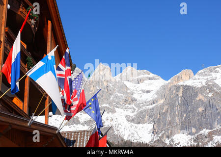 Die europäische Flagge gegen verschneite Berggipfel Stockfoto