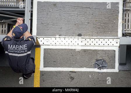 180507-N-SO 730-0037 Norfolk, VA (7. Mai 2018) der Marine Nationale (French Navy) Sailor beobachtet die Vorbereitungen für eine unterwegs an Bord der Flugzeugträger USS George H.W. Bush (CVN 77), 7. Mai 2018. Das Schiff ist unterwegs in den Atlantischen Ozean Durchführung Carrier Air Wing Übungen mit der Französischen Marine Partnerschaften zu stärken und zu vertiefen, die Interoperabilität zwischen den Seestreitkräften der beiden Länder. (U.S. Marine Foto von Mass Communication Specialist 3. Klasse Joe Boggio). () Stockfoto