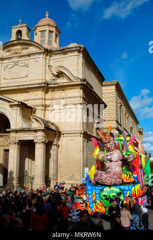 Karneval float vor der Kirche der Hl. Katharina von Italien, Karneval, Februar 2018 in Valletta, Malta, Europa Stockfoto