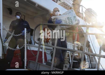 Coast Guard Cutter Resolute Crewmitglieder offload etwa 1 Tonne Marihuana im Wert von schätzungsweise $ 2,2 Millionen Großhandel Wert, in St. Petersburg, Florida, Dienstag, Mai 8, 2018, 8. Mai 2018. Die Crew an Bord des 210-Fuß-Vertrauen-Class Cutter, homeported in St. Petersburg, Interdiziert zwei mutmaßlichen Drogenschmuggels Schiffe und festgehalten wurden sieben mutmaßliche Drogenschmuggler in der Karibik mit Unterstützung der Zoll- und Grenzschutz als Teil der Operation Riptide. (U.S. Coast Guard Foto von Petty Officer 2. Klasse Ashley J. Johnson). () Stockfoto