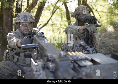 Sgt. Trace Tubbs, eine militärische Polizei aus Houston, Texas und 287 Militärpolizei Firma zugewiesen, 97th Military Police Battalion, 89th Military Police Brigade weist auf die Richtung der oppositionellen Kraft Soldaten Pfc. Brandon Weg, der Militärpolizei von Toledo, Ohio und auch für die 287 MP Co.at Hohenfels Training Center, Deutschland, 6. Mai 2018 während der kombinierten Lösung X zugeordnet. Die 287 erfolgreich eingesetzt ein Rabe zu sammeln und Maßnahmen Echtzeitinformationen zum ersten Mal in Hohenfels training Geschichte. Kombinierte Lösung X bietet Ausbildungsmöglichkeiten Kompetenz zu erhöhen. Stockfoto