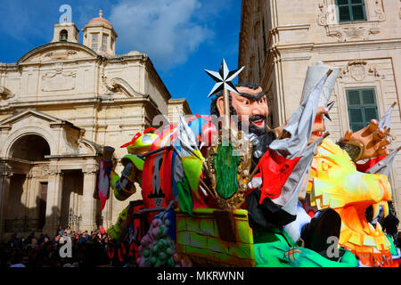 Karneval float vor der Kirche der Hl. Katharina von Italien, Karneval, Februar 2018 in Valletta, Malta, Europa Stockfoto