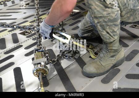 Eine Luftwaffe Lademeister aus der 62 Airlift Wing an Joint Base Lewis-McChord, Washington sichert ein M 1151 Humvee (Hmmwv) an Bord einer C-17 Globemaster III bevor das Flugzeug fährt für einen Flugplatz im Zentrum von Washington State Mai 7, 2018, 7. Mai 2018. Die Bewegung ist Teil eines Feldes Training durch die Auslandseinsätze 201st Military Intelligence Brigade durchgeführt werden und ist so konzipiert, dass realistischere Last Training für die Luftwaffe zur Verfügung zu stellen und mehr Luftbrücke Ausrüstung Vorbereitung Ausbildung für die Armee. (U.S. Armee Foto: Staff Sgt. Chris McCullough). () Stockfoto