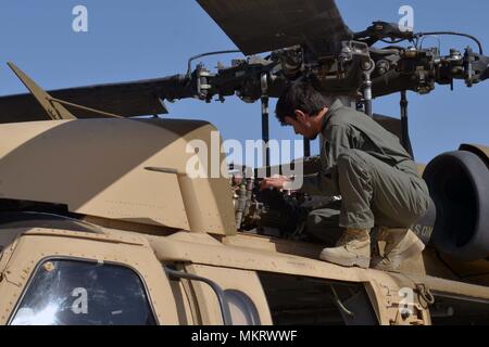 KANDAHAR AIRFIELD (8. Mai 2018) - Ein afghanischer Air Force Mitglied prüft ein UH-60 Blackhawk, wie die flugzeugbesatzungen für Ihre erste Afghanische vorbereiten - LED-operative Mission auf diesem Flugzeug Mai 8, 2018, Kandahar Air Field, Afghanistan, 8. Mai 2018. Die Mission, die zur Unterstützung der Wahlen war, ereignete sich nur einen Tag nachdem die Mannschaften von Mission Qualifizierung Ausbildung absolvierte. (U.S. Air Force Foto/1 Lt Erin Recanzone). () Stockfoto