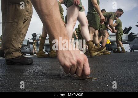 180507-N-ZG 607-00112 5. US-Flotte BEREICH VON OPERATIONEN (7. Mai 2018) Marines bis 26 Marine Expeditionary Unit eine Beschädigung durch Fremdkörper durchführen Gehen Sie auf dem Flugdeck an Bord der Wasp-Klasse amphibisches Schiff USS Iwo Jima (LHD7), 7. Mai 2018, 7. Mai 2018. Iwo Jima homeported in Mayport, Florida ist in die USA 5 Flotte Bereich für Maßnahmen zur Erhöhung der Sicherheit im Seeverkehr im Einsatz Verbündeten und Partnern zu beruhigen, und der Freiheit der Schiffahrt und des freien Handels in der Region erhalten. (U.S. Marine Foto von Mass Communication Specialist Seaman Dominick A.C Stockfoto