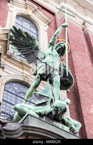 Hamburg, Deutschland. St. Michael's Sieg über den Teufel, Skulptur über dem Haupteingang der Kirche St. Michael (Hauptkirche Sankt Michaelis) Stockfoto