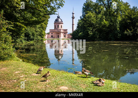 Schwetzingen, Deutschland. Die Rote Moschee (Rote Moschee im Schwetzinger Schlossgarten (Schwetzinger Schlossgarten) Stockfoto