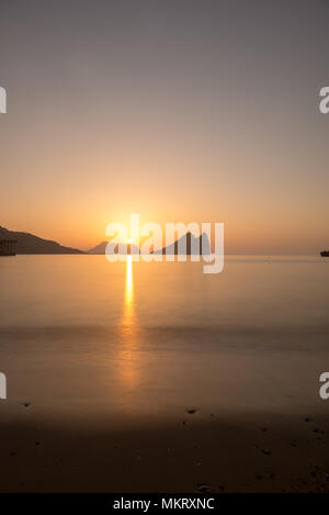 Sonnenaufgang am Strand in Aguilas, Murcia, Spanien Stockfoto