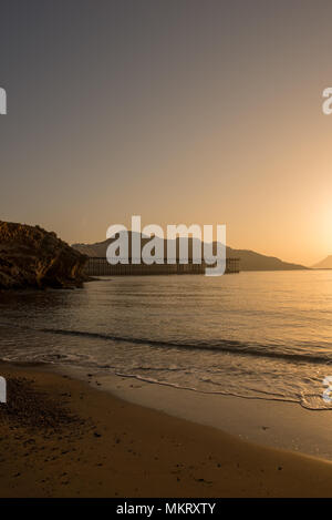 Sonnenaufgang am Strand in Aguilas, Murcia, Spanien Stockfoto