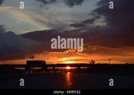 Eingabe der Stadt Sofia, Bulgarien bei Sonnenuntergang Stockfoto