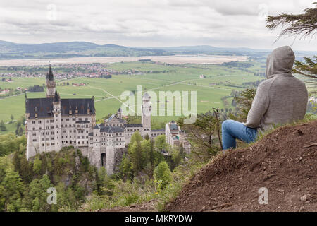 Des Menschen Blick auf Neuschwanstein. Stockfoto