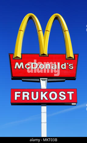 Hedemora, Schweden - 28. Mai 2015: McDonalds Hamburger Restaurant mit zusätzlichen Zeichen, das Frühstück servieren. Stockfoto