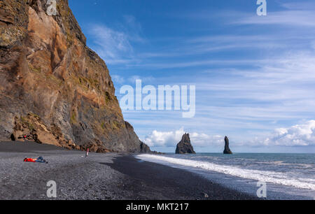 Reynisdrangar sind Basalt sea Stacks unter dem Berg Reynisfjall in der Nähe des Dorfes Vík, Island gelegen Stockfoto