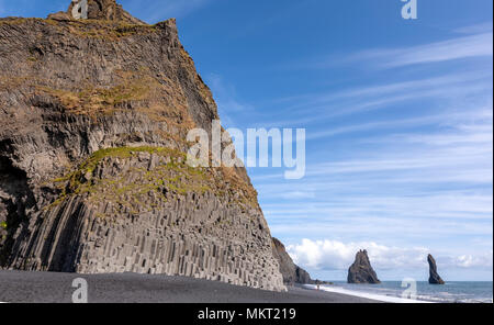 Reynisdrangar sind Basalt sea Stacks unter dem Berg Reynisfjall in der Nähe des Dorfes Vík, Island gelegen Stockfoto