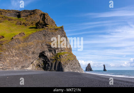 Reynisdrangar sind Basalt sea Stacks unter dem Berg Reynisfjall in der Nähe des Dorfes Vík, Island gelegen Stockfoto