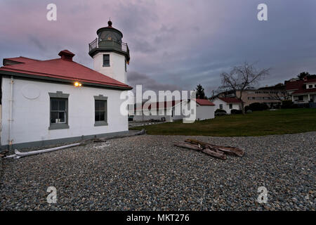 WA 15354-00 ... WASHINGTON - Alki Point Lighthouse bei Sonnenuntergang auf dem Puget Sound am südlichen Ende der Elliott Bay in West Seattle. Stockfoto