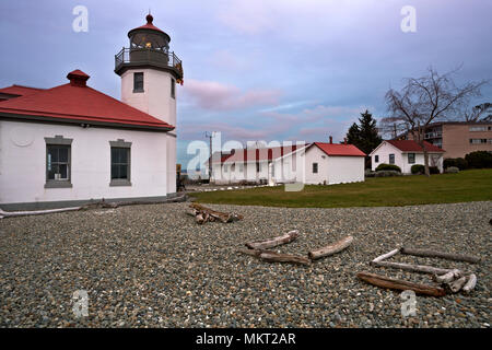 WA 15357-00 ... WASHINGTON - Alki Point Lighthouse bei Sonnenuntergang auf dem Puget Sound am südlichen Ende der Elliott Bay in West Seattle. Stockfoto