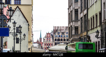 Renoviertes Gebäude. Fassaden von Gebäuden rund um den Marktplatz. Gotische und barocke Details und Bauelementen. Altstadt in Breslau, Polen. Stockfoto