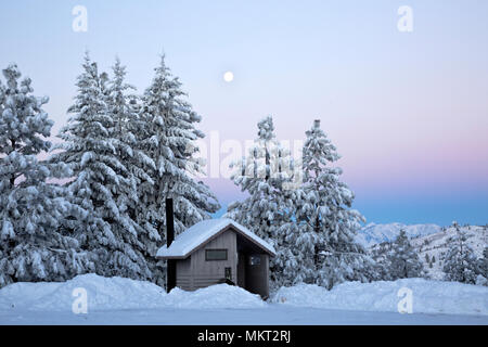 WA 15361-00 ... WASHINGTON - Dawn von der unteren Trailhead am Echo Ridge Nordic Ski Bereich über dem Lake Chelan mit einem super Mond. Stockfoto