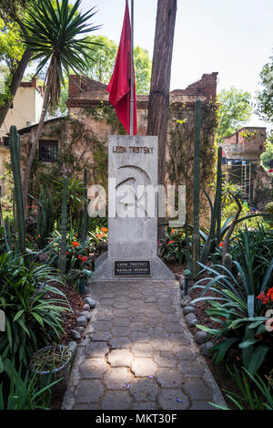 Trotzkis Grab im Haus Garten, Leo Trotzki Museum, Coyoacan, Mexiko City, Mexiko Stockfoto