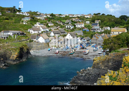 Die kornische Fischerdorf cadgwith auf der Lizard Halbinsel in Cornwall, England, Großbritannien, Großbritannien. Stockfoto