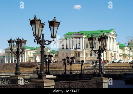 Jekaterinburg, Russland - Mai 02, 2018: Blick durch eine Galerie mit retro Laternen auf einem historischen Gebäude (kharitonov Palace, nun das Stadtschloss der Kre Stockfoto