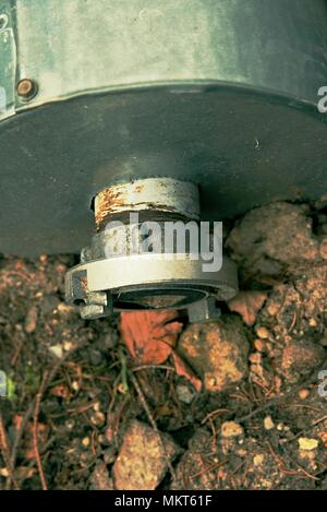 Metallrohre mit therm Isolation, die Flansche mit Bolzen und Mutter. Geflanschte Rohrleitungen mit Ventil durch Schrauben und Muttern verbunden. Stockfoto