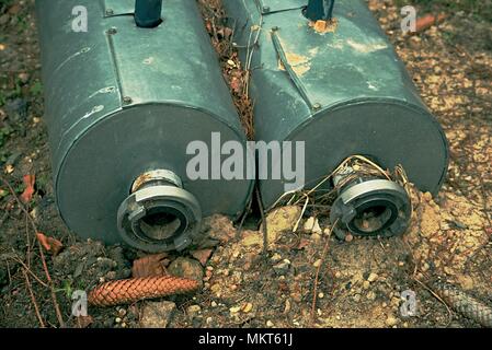 Metallrohre mit therm Isolation, die Flansche mit Bolzen und Mutter. Geflanschte Rohrleitungen mit Ventil durch Schrauben und Muttern verbunden. Stockfoto
