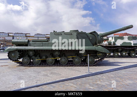 Verkhnyaya Pyshma, Russland - Mai 01, 2018: Sowjetische schwere Self-gun SU-152 im Museum der militärischen Ausrüstung angetrieben Stockfoto