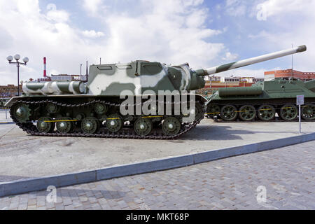 Verkhnyaya Pyshma, Russland - Mai 01, 2018: Sowjetische schwere Self-Sturmgeschütz SU-122 im Museum der militärischen Ausrüstung angetrieben Stockfoto