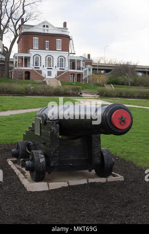 Eine Kanone aus dem 19. Jahrhundert ziert den Rasen des Kommandanten Haus in der ehemaligen Charlestown Navy Yard in Boston, Massachusetts, USA Stockfoto