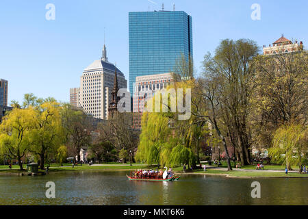 Der frühe Frühling in der Boston Public Gardens. Ein Schwan Boot durch die Lagune. Stockfoto