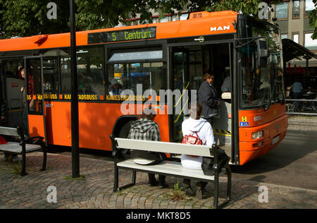 Karlstad, Schweden - 11. September 2012: Bus von Karlstadsbuss auf der Linie 5 an der Haltestelle auf dem Platz. Stockfoto