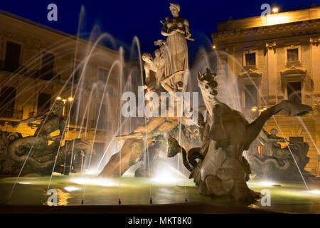 Fontana di Artemide bei Nacht, Siracusa in Sizilien Stockfoto