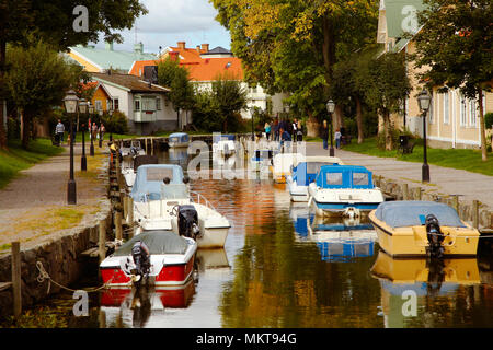 Trosa, Schweden - 15. September 2012: ein sonniger Tag im September am Fluss in Trosa Trosa mit Sportbooten mit Kais entlang des Flusses vertäut. Stockfoto