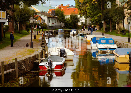 Trosa, Schweden - 15. September 2012: ein sonniger Tag im September am Fluss in Trosa Trosa mit der sportfahrzeuge mit Kais entlang des Flusses vertäut. Stockfoto