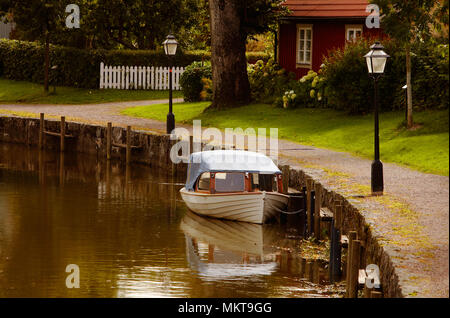 Trosa, Schweden - 15. September 2012: ein sonniger Tag im September am Fluss in Trosa Trosa mit Sportbooten mit Kais entlang des Flusses vertäut. Stockfoto