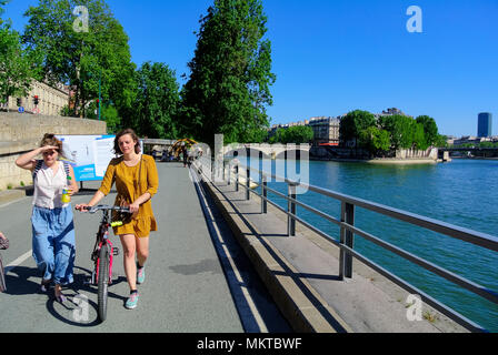 Kaukasische Frauen nehmen für einen Spaziergang am Fluss Seine, Paris, Frankreich Stockfoto