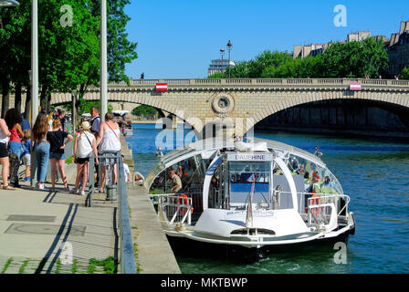 Batobus; Touristen, die eine Kreuzfahrt auf der seine machen, Paris, Frankreich Stockfoto