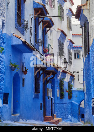 Detail der Wand des Hauses in der Medina von Tanger: blau unten, von oben weiß Stuck mit Holzrahmen auf der Windows, Marokko. Stockfoto