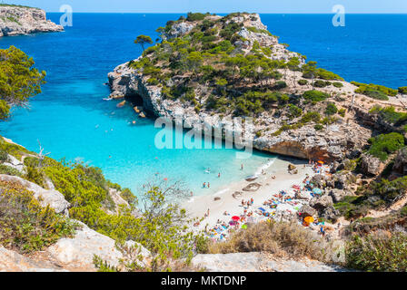 Calo des Moro, Mallorca an einem sonnigen Tag mit Menschen am Strand Stockfoto