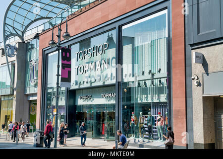 Leeds, England, 8. Mai 2018, Topshop Topman Store auf Briggate in Leeds City Centre auf einem sonnigen Frühling Morgen mit padestrians und Shopper. Stockfoto