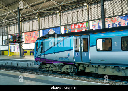 Leeds, England, der Transpennine Express Zug, im Zentrum der Stadt Leeds entfernt. Stockfoto