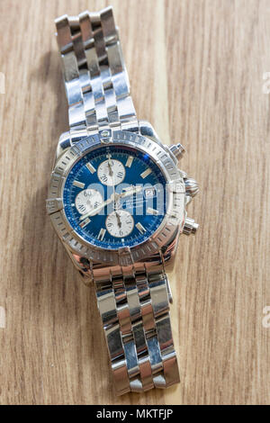 Auch, Schweden - 21 April 2018: Nahaufnahme von Hochglanz Edelstahl Breitling Chronomat Evolution von Blue Watch face man Luxus ansehen Model Release: Nein Property Release: Nein. Stockfoto