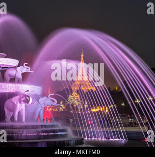 Beleuchtete Brunnen im Volkspark in Yangon Mynamar Stockfoto