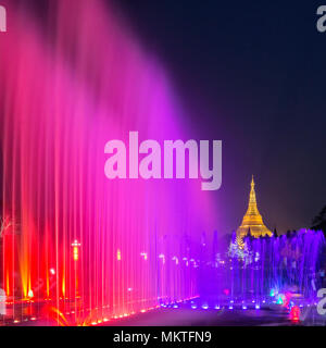 Beleuchtete Brunnen im Volkspark in Yangon Mynamar Stockfoto