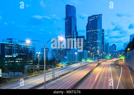 Der Interstate 5 und Downtown in der Morgendämmerung, Seattle, Washington State, USA Stockfoto